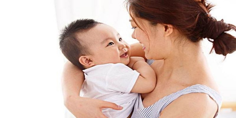 Chiêm bao thấy đang bế em bé trai kháu khỉnh
